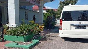 JEMPUT-TERSANGKA-FANI-Mobil-Penyidik-Polda-NTT-sudah-berada-di-Lapas-jemput-tersangka-Fani.jpg
