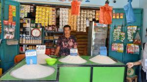 JUAL-BERAS-Jamal-seorang-pedagang-sembako-asal-Makassar-Sulawesi-Selatan.jpg