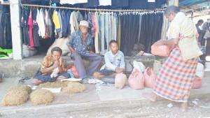 JUAL-TEMBAKAU-Thomas-Saru-70-dan-Ambrosius-40-berdagang-tembakau.jpg