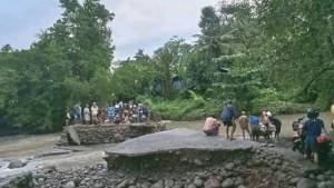 Jembatan-Pina-Rangkat-ambruk-diterjang-banjir-bandang.jpg