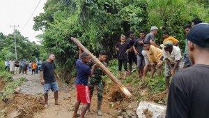 KERJA-BAKTI-Bhabinkamtibmas-dan-Babinsa-Rahong-Utara.jpg