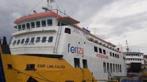 Kapal-Fery-di-Pelabuhan-Bolok-Kupang-Kamis-30-Maret-2023.jpg