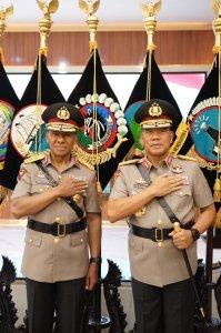 Kapolda-NTT-Irjen-Pol-Daniel-Tahi-Monang-Silitonga-berjabat-tangan.jpg
