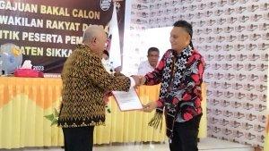Ketua-DPC-PDI-Perjuangan-Kabupaten-Sikka-Roby-Idong-Kemeja-merah.jpg