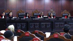 Ketua-Mahkamah-Konstitusi-MK-Suhartoyo-kedua-dari-kanan-saat-didampingi-8-Hakim-Konstitusi.jpg