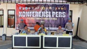 Konferensi-pers-Kapolres-Timor-Tengah-Utara-didampingi-Kapolsek-Miomaffo-Timur.jpg