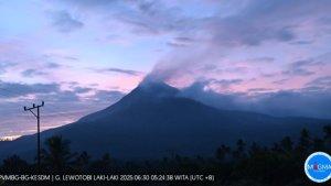 LEWOTOBI-Petugas-Posmat-Gunung-Api-Lewotobi-Laki-laki-Herman-Yosef-S-Mboro.jpg