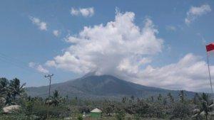 MELETUS-Gunung-Lewotobi-Laki-laki-yang-terletak-di-antara-Kecamatan.jpg
