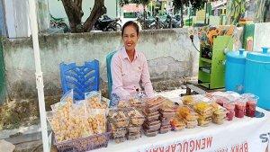 Mama-Rukia-sedang-menjual-kue-roti-dan-es-buah-di-pasar-Borong.jpg