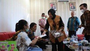 Menteri-sosial-memberikan-dukungan-moril-kepada-orang-tua.jpg
