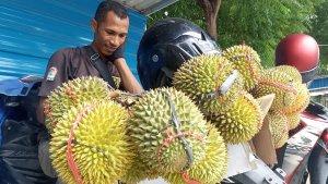 Moat-Joni-penjual-ecer-durian-asal-Desa-Kloangpopot.jpg