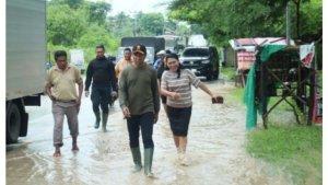 PANTAU-Wakil-Gubernur-NTT-terpilih-Johni-Asadoma-di-Lokasi-Banjir-Oebelo-NTT.jpg