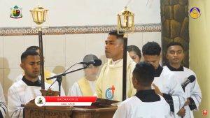 PASTOR-BACA-INJIL-Seorang-pastor-saat-membaca-Injil-di-Katedral-Ende.jpg