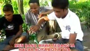 PENYANYI-Engkis-saat-menyanyikan-lagu-koro-goo-di-akun-YouTube-Theopilos.jpg