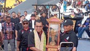 PIALA-ETMC-Inilah-Piala-ETMC-yang-dipegang-oleh-Gubernur-NTT.jpg