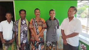 POSE-BERSAMA-Kepala-suku-yang-mewakili-3-suku-di-Desa-Oekusi-Mikhael-Nisfo.jpg