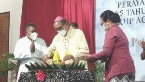 POTONG-TUMPENG-Uskup-Emeritus-Mgr-Petrus-Turang.jpg