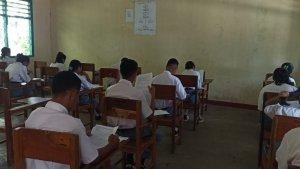 Para-peserta-didik-kelas-XII-SMK-Tiara-Nusa-Borong-sedang-mengikuti-UAS.jpg