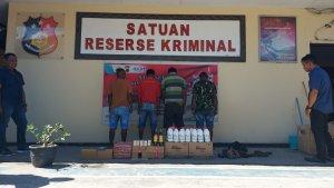 Para-terduga-pelaku-penyelundupan-beserta-barang-bukti.jpg