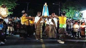 Patung-Bunda-Maria-sedang-diarak-ratusan-umat-Katolik-di-Kota-Uneng.jpg