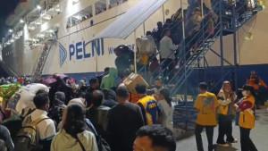 Pelabuhan-Maumere-Kapal-Pelni.jpg
