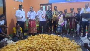 Pemdes-Saenam-TTS-bagi-hasil-panen-jagung-kepada-48-KK-kurang-mampu.jpg