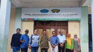 Pengurus-BMPS-NTT-pose-bersama-usai-mengunjungi-SMK-Muhammadiyah-Kupang.jpg