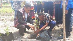 Penjabat-Bupati-Alor-Dr-Drs-Zeth-Soni-Libing-MSi-didampingi-Camat-Alor-Barat-Daya.jpg