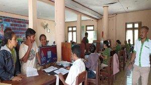 Petugas-Dinas-Dukcapil-Manggarai-Timur-sedang-melayani-dokumen-kependudukan.jpg