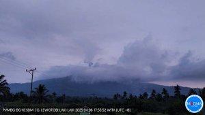 Petugas-Posmat-Gunung-Api-Lewotobi-Laki-laki-Stanislaus-Ara-Kian.jpg
