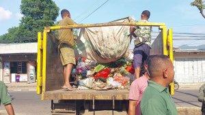Petugas-kebersihan-Dinas-Lingkungan-Hidup.jpg