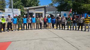 Polisi-dan-TNI-di-Waigete-sikla.jpg