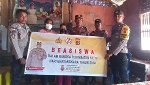 Polres-Sikka-melalui-Polsek-Waigete-memberikan-beasiswa-berupa-penyerahan.jpg