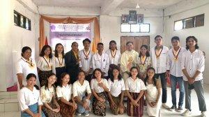 Pose-bersama-Pembina-Romo-Yalo-dan-BP-KMK-FKM-Undana-usai-misa-pelantikan.jpg