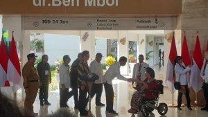Presiden-Jokowi-saat-menyapa-Ny-Nafsiah-Mboi.jpg