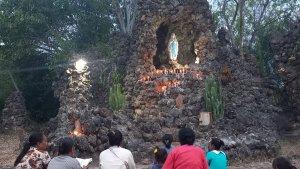 Puluhan-umat-Katolik-di-Stasi-Santo-Stefanus-Waturia-berziarah-di-Gua-Maria-Watuwoga.jpg
