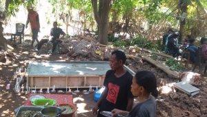 RUMAH-DUKA-Suasana-penguburan-di-rumah-korban-pembunuhan-ODGJ-di-Adabang.jpg