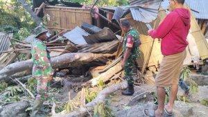 RUMAH-ROBOH-TERTIMPAH-POHON-TUMBANG.jpg