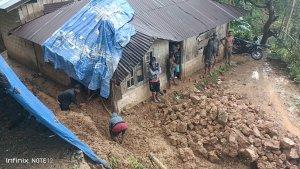 RUMAH-RUSAK-Rumah-milik-salah-satu-korban-tanah-longsor-di-Desa-Golo-Wune-yang-rusak.jpg