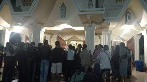 Ratusan-umat-katolik-mendaraskan-doa-kepada-RD-Agustinus-Siswani-Iri-di-Larantuka.jpg