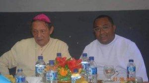 Romo-Amanche-dan-Alm-Uskup-Agung-Kupang.jpg