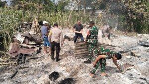 SERAHKAN-BANTUAN-Kapolsek-Kota-Komba-Iptu-I-Komang-Suita.jpg