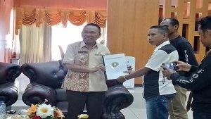 SERAHKAN-Tokoh-masyarakat-Desa-Tunbaun-Kecamatan-Amarasi-Barat.jpg