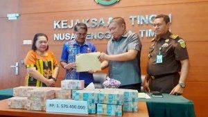 SERAHKAN-UANG-Asisten-Intelijen-Kejati-NTT-Bambang-Dwi-Murcolono.jpg