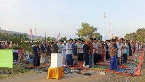 SHOLAT-Umat-muslim-di-Borong.jpg