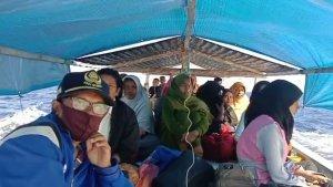 Sebanyak-21-siswa-siswi-kelas-8-SMPN-Satap-Sukun-saat-naik-perahu-ikut-ujian-simulasi-di-Pemana.jpg