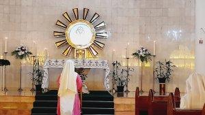 Seseorang-tampak-sedang-berdoa-di-Gereja.jpg