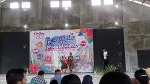Siswa-SMA-Negeri-1-Waigete-menampilkan-tarian.jpg