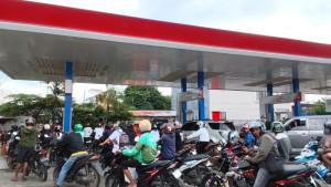 Suasana-Antrian-SPBU-El-tari-kupang-pada-senin-17-November-2025.jpg