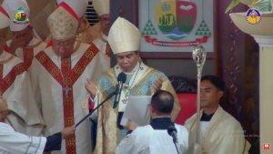 TAHBISAN-USKUP-Uskup-Agung-Ende-Mgr-Paul-Budi-Kleden-saat-memberkati-umat-di-Katedral-Ende.jpg